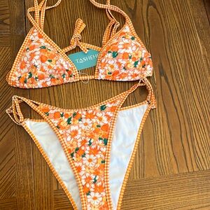 TASHEHE STRING BIKINI.NWT. SIZE SMALL.